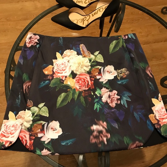Topshop Dresses & Skirts - 🌸🌸Topshop floral skirt price firm
